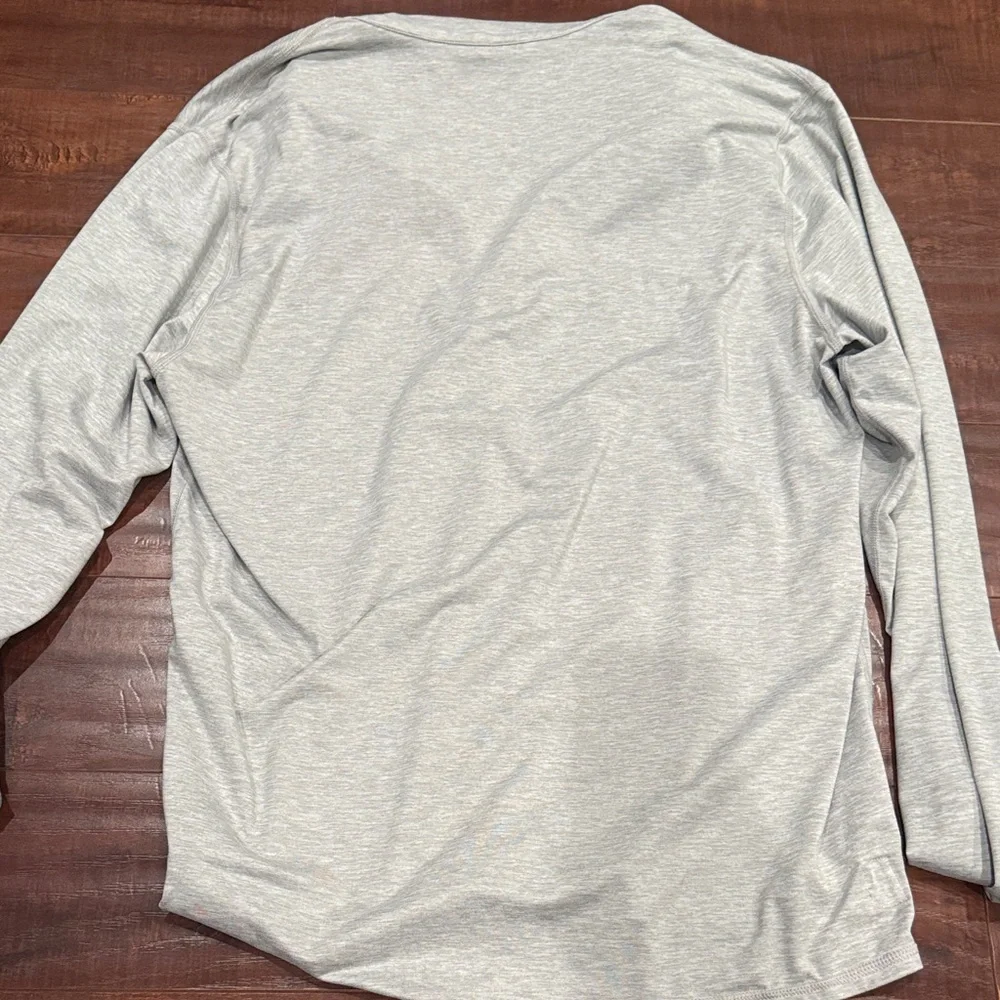 Vuori Light Gray Men’s  Qtr zip - Picture 4 of 4